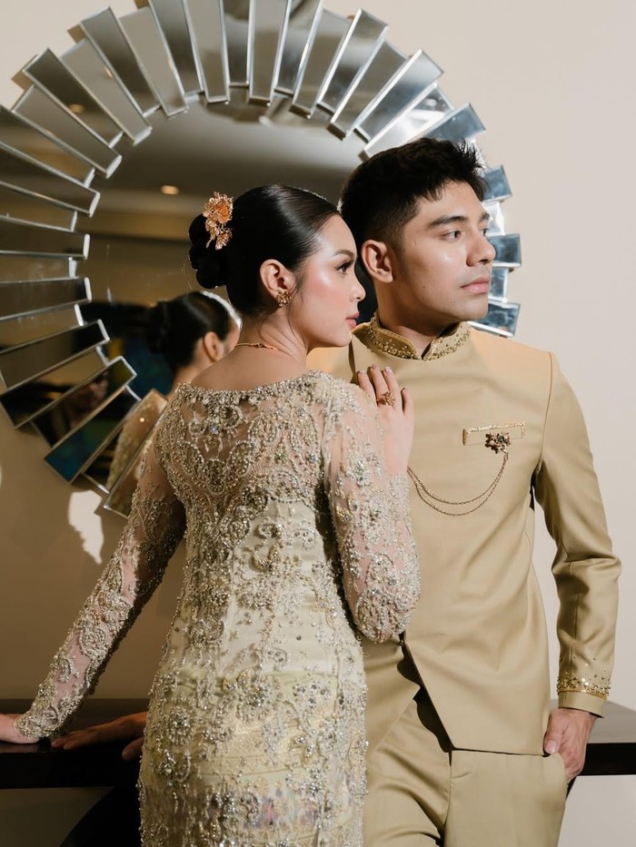 Claudia Andhara dan Riza Syah lamaran.