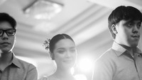 Momen Claudia Andhara memasuki ruangan bertemu dengan keluarga Riza Syah di dampingi dua adik laki-laki. Foto: Instagram @claudiaudie Fotografer: @captureyourmoment_