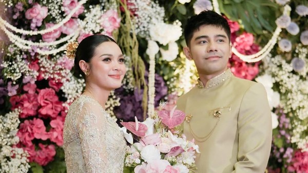 Pesinetron Riza Syah dan Claudia Andhara Gelar Lamaran di Hari Valentine