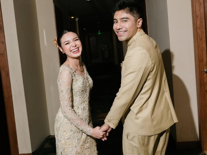 Claudia Andhara dan Riza Syah lamaran.