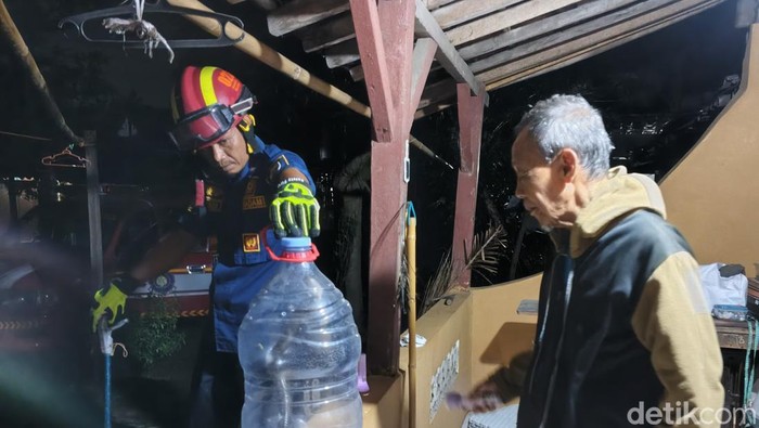 Regu 2 Damkar Klaten mengevakuasi kobra di Paseban, Bayat, Klaten.