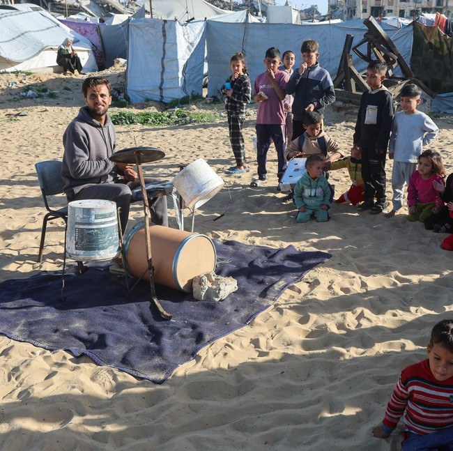 Dari Barang Bekas Jadi Alat Musik, Drum Rakitan Hibur Anak-anak Gaza