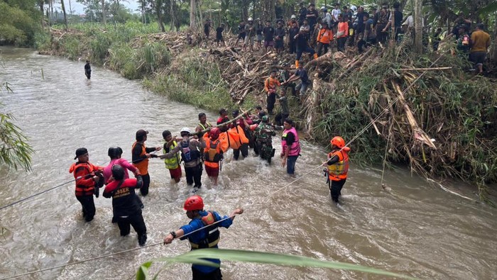 Evakuasi jasad siswi SMP korban banjir di Sungai Karangmalang, Kecamatan Mijen, Kota Semarang, Minggu (15/2/2026).