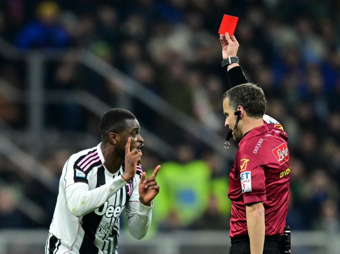 Soccer Football - Serie A - Inter Milan v Juventus - San Siro, Milan, Italy - February 14, 2026 Juventus Pierre Kalulu is shown a red card by referee Federico La Penna REUTERS/Daniele Mascolo