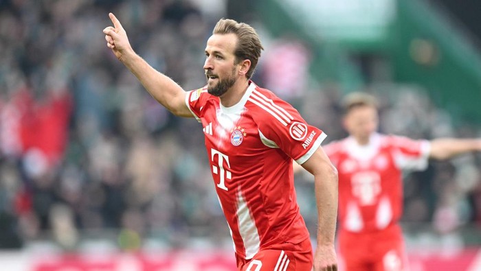 BREMEN, GERMANY - FEBRUARY 14: Harry Kane of FC Bayern Munich celebrates scoring his team's second goal during the Bundesliga match between SV Werder Bremen and FC Bayern München at Weserstadion on February 14, 2026 in Bremen, Germany. (Photo by Stuart Franklin/Getty Images)