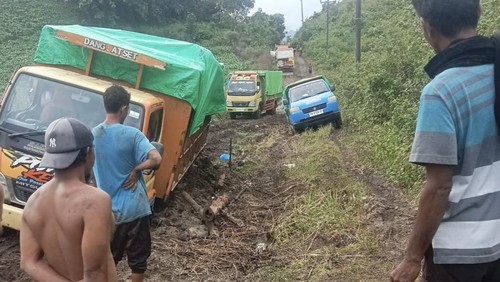 Kondisi jalan rusak dan berlumpu, di Desa Pusu, Kecamatan Langgudu, Kabupaten Bima, NTB. (Dok. Istimewa)