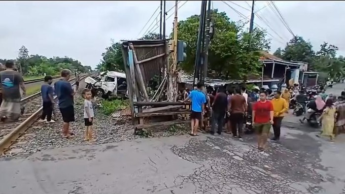 Kecelakaan KA Harina vs Gran Max di Mranggen, Demak