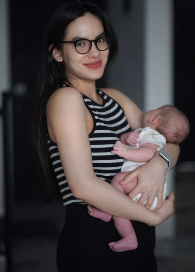 Steffi Zamora baru-baru ini kembali membagikan foto dirinya setelah menjadi seorang ibu. Berpenampilan natural, Steffi pancarkan aura keibuan sambil menggendong bayi mungilnya. Foto: Instagram/@steffizamoraaa