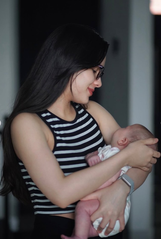 Setelah dilahirkan pada 28 Desember 2025, bayi perempuan yang diberi nama Kaia Lanna Fernandez itu memang wajahnya belum pernah ditunjukkan ke publik. Takk heran jika banyak yang penasaran. Foto: Instagram/@steffizamoraaa