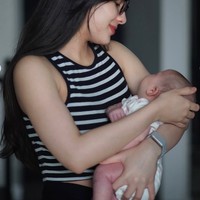 Setelah dilahirkan pada 28 Desember 2025, bayi perempuan yang diberi nama Kaia Lanna Fernandez itu memang wajahnya belum pernah ditunjukkan ke publik. Takk heran jika banyak yang penasaran. Foto: Instagram/@steffizamoraaa