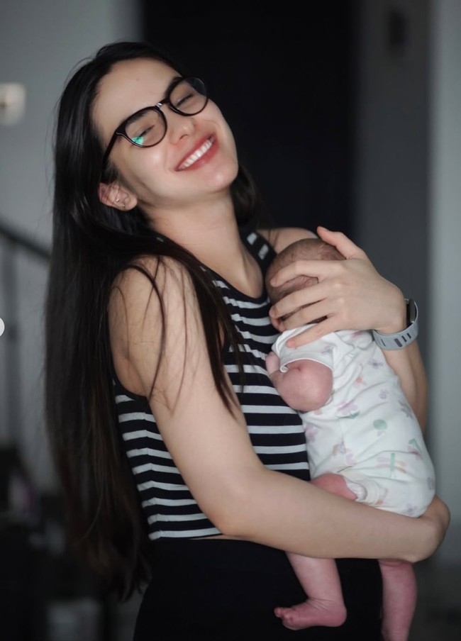 Terlahir dari kedua orangtua yang memiliki paras blasteran yang rupawan, banyak netizen yang dibuat penasaran dengan wajah baby Kaia. Kini akhirnya rasa penasaran tersebut terjawab. Foto: Instagram/@steffizamoraaa