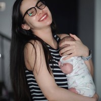 Terlahir dari kedua orangtua yang memiliki paras blasteran yang rupawan, banyak netizen yang dibuat penasaran dengan wajah baby Kaia. Kini akhirnya rasa penasaran tersebut terjawab. Foto: Instagram/@steffizamoraaa