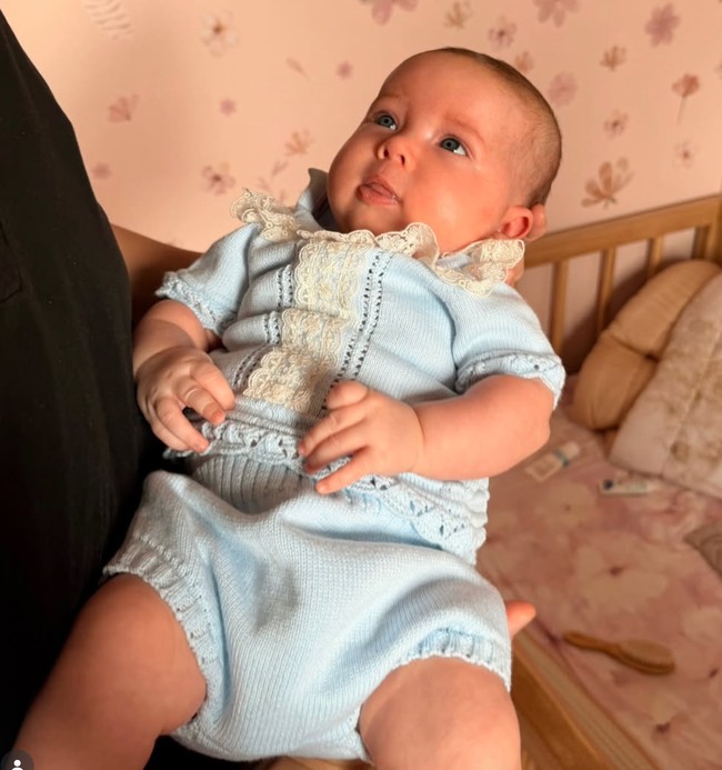 Dalam unggahan terbaru di Instagram, Steffi dan Nino terlihat tak lagi menutupi wajah baby Kaia. Tampak jelas jika baby Kaia juga mewarisi wajah bule dari kedua orangtuanya. Foto: Instagram/@steffizamoraaa