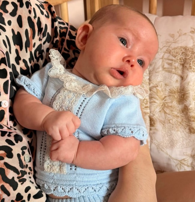 Kenakan setelan biru muda dengan motif renda, baby Kaia terlihat imut. Ia memiliki pipi tembam dan mata berwarna abu-abu. Foto: Instagram/@steffizamoraaa