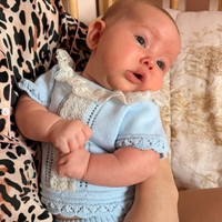 Kenakan setelan biru muda dengan motif renda, baby Kaia terlihat imut. Ia memiliki pipi tembam dan mata berwarna abu-abu. Foto: Instagram/@steffizamoraaa