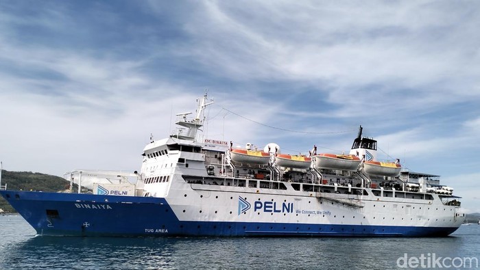 Salah satu kapal Pelni hendak berlabuh di Labuan Bajo, Manggarai Barat, NTT, Rabu (16/7/2025). (Ambrosius Ardin)