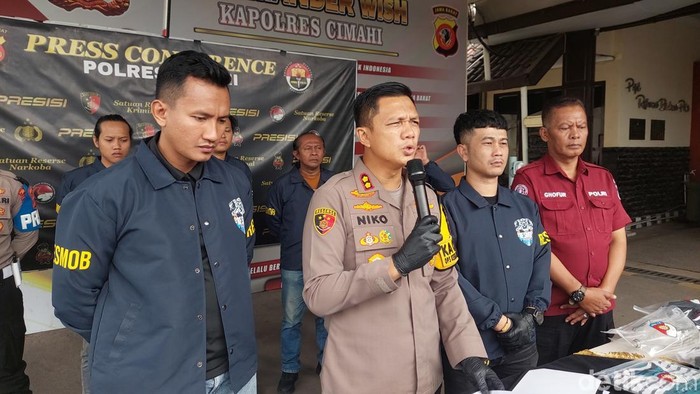 Kapolres Cimahi AKBP Niko N. Adi Putra didampingi Kasatreskrim AKP Teguh Kumara dan Kanit Resmob Ipda Ary Rizal Dasuki saat konferensi pers di Mapolres Cimahi