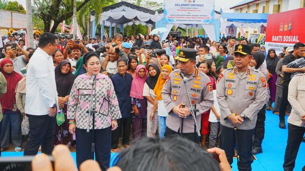 Kapolri Jenderal Listyo Sigit Prabowo dan Ketua Komisi IV DPR Titiek Soeharto serahkan bantuan korban bencana di Tapanuli Tengah, Sumut.