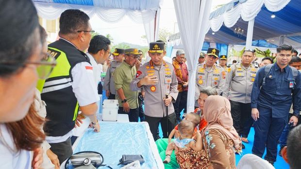 Kapolri Jenderal Listyo Sigit Prabowo dan Ketua Komisi IV DPR Titiek Soeharto serahkan bantuan korban bencana di Tapanuli Tengah, Sumut.