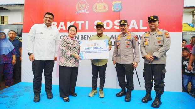 Kapolri Jenderal Listyo Sigit Prabowo dan Ketua Komisi IV DPR Titiek Soeharto serahkan bantuan korban bencana di Tapanuli Tengah, Sumut.