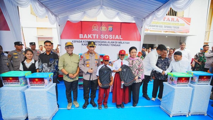 Kapolri-Ketua Komisi IV DPR Tinjau Huntara di Tapteng, Serahkan Sembako-Pakaian Sekolah untuk Warga Terdampak