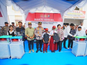 Kapolri-Ketua Komisi IV DPR Tinjau Huntara di Tapteng, Salurkan 16 Truk Bantuan