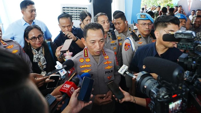 Kapolri Jenderal Listyo Sigit Prabowo saat meninjau pemulihan pascabencana di Tapteng.