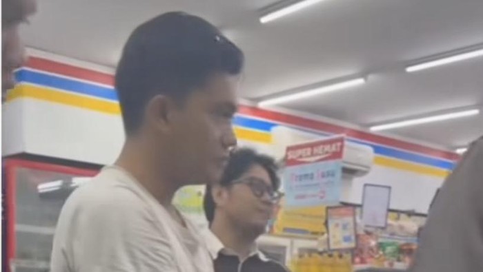 Karyawan minimarket di Makassar keperkok rekam wanita menumpang kencing.