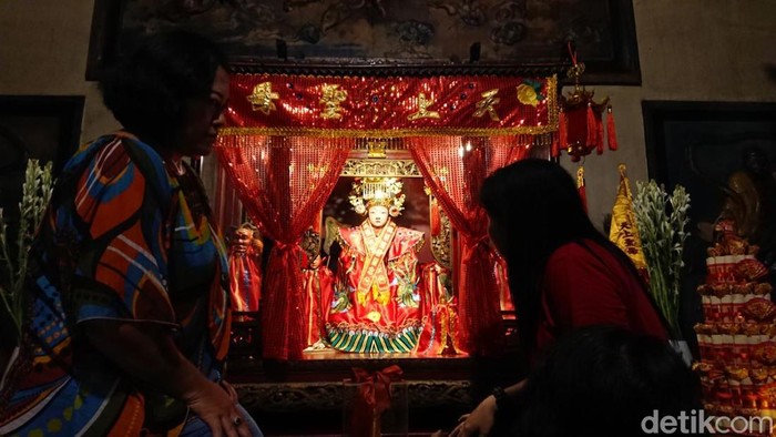 Tradisi pergantian baju para Dewa di Kelenteng Tjoe Tik Kiong Tulungagung