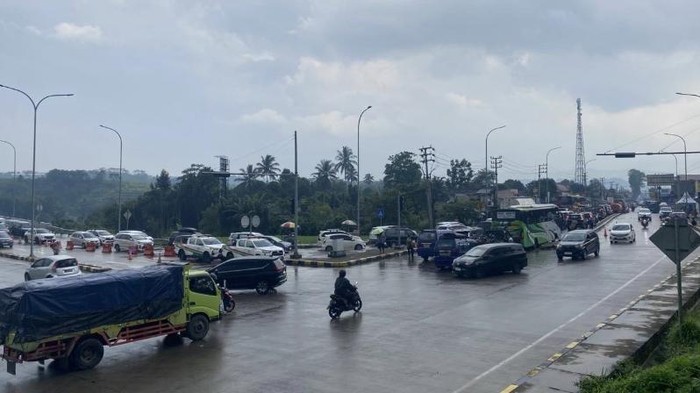 Kemacetan di exit tol Parungkuda, Sukabumi