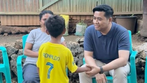 Ketua DPRD Kota Kupang, Richard Elvis Odja, menyambangi rumah YA (9), Kamis (12/2/2026). YA adalah siswa yang trauma akibat dituding mencuri HP penjaga sekolah. (Dok. Richard Elvis Odja)