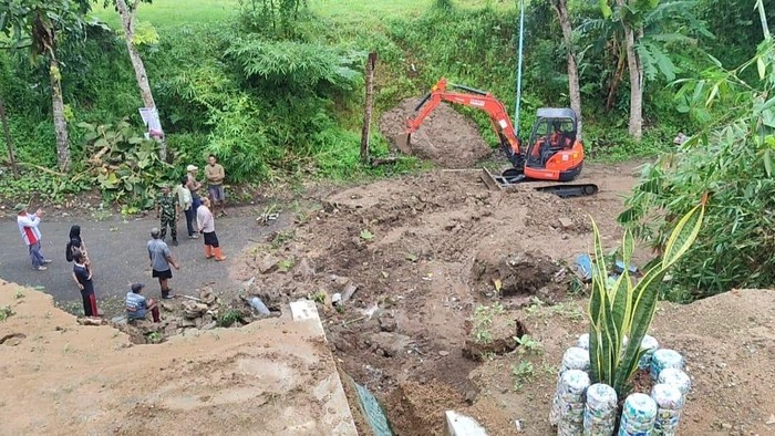 Kondisi tanah longsor di Wilayah Padaherang, Kabupaten Pangandaran