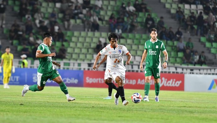 Laga PSMS Medan melawan Sumsel United