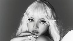 Lisa BLACKPINK Jadi Cupid, Siap Panah Hatimu!