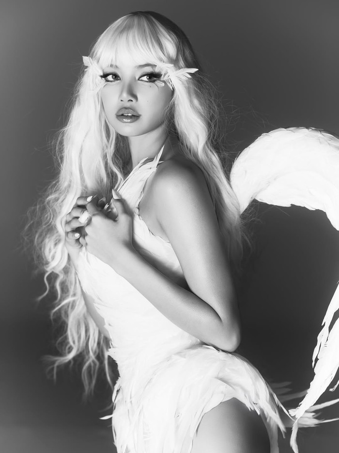 Lisa BLACKPINK cosplay jadi cupid buat Hari Valentine 2026.