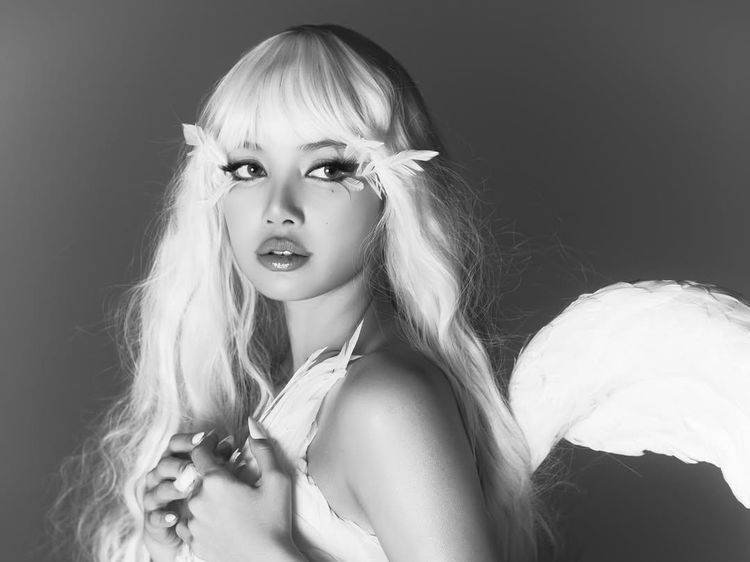 Lisa BLACKPINK Jadi Cupid, Siap Panah Hatimu!