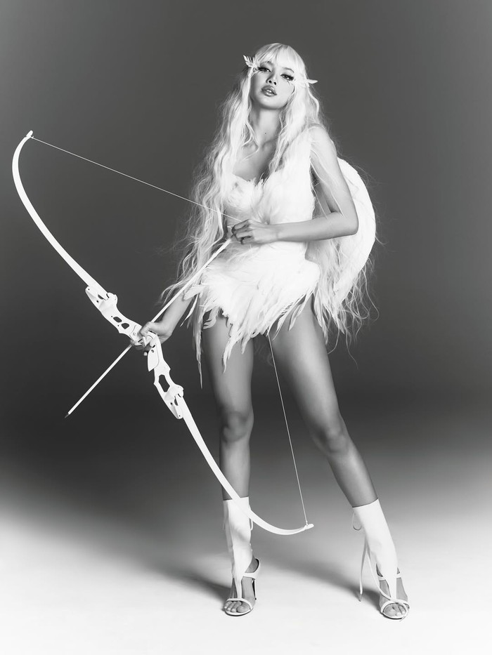 Lisa BLACKPINK cosplay jadi cupid buat Hari Valentine 2026.