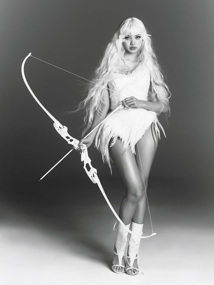 Lisa BLACKPINK cosplay jadi cupid buat Hari Valentine 2026.