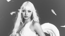 Lisa BLACKPINK Jadi Cupid, Siap Panah Hatimu!