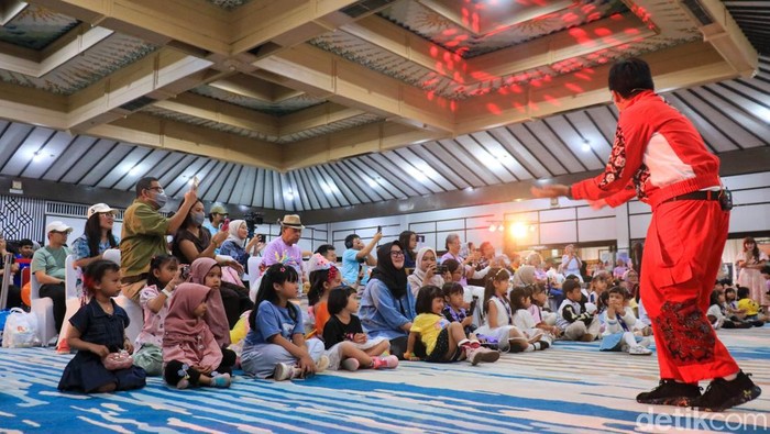 Anak-anak mengikuti lomba mewarnai yang digelar Komunitas Tebar Baik di Gedung Serbaguna Senayan, Minggu (15/2/2026).