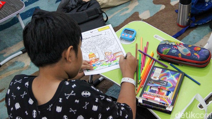 Anak-anak mengikuti lomba mewarnai yang digelar Komunitas Tebar Baik di Gedung Serbaguna Senayan, Minggu (15/2/2026).