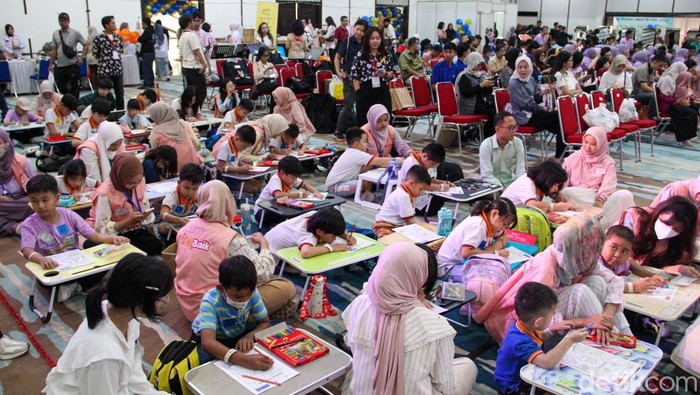 Anak-anak mengikuti lomba mewarnai yang digelar Komunitas Tebar Baik di Gedung Serbaguna Senayan, Minggu (15/2/2026).