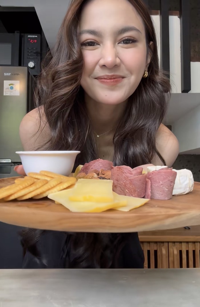 Mahalini Pamer Momen Bikin Kue Cokelat hingga Cheese Platter