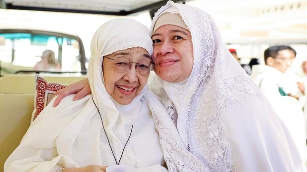 Megawati dengan sang putri Puan Maharani.