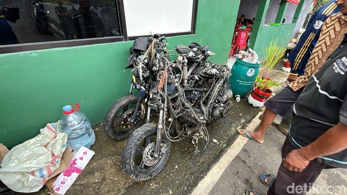 Motor Scoopy milik korban NE yang hanyut di Sungai Karangmalang, Kecamatan Mijen, Kota Semarang, Minggu (16/2/2026).