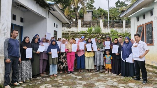 Emak-emak di Kelurahan Nitu, Kota Bima, NTB mengundurkan diri dari KPM PKH, belum lama ini. (Dok. Pribadi Miftahuddin Khairuddin)