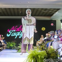 Nabila tampil mengenakan busana three-piece yang terdiri dari kemeja hijau sage sebagai lapisan dalam, dipadukan dengan outer panjang tanpa lengan bermotif etnik yang dominan warna putih dan hijau dari brand Heart Troops. Foto: Andhika Prasetia/detikFoto.