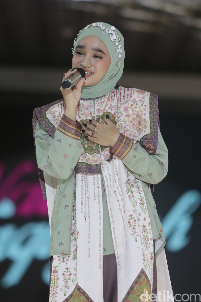 Penampilan pelantun lagu Ku Ingin Pisah ini semakin manis dengan tambahan aksesori berupa headpiece bunga kecil berwarna putih yang melingkar di atas kepala, yang memberikan sentuhan estetika khas Gen-Z. Foto: Andhika Prasetia/detikFoto.