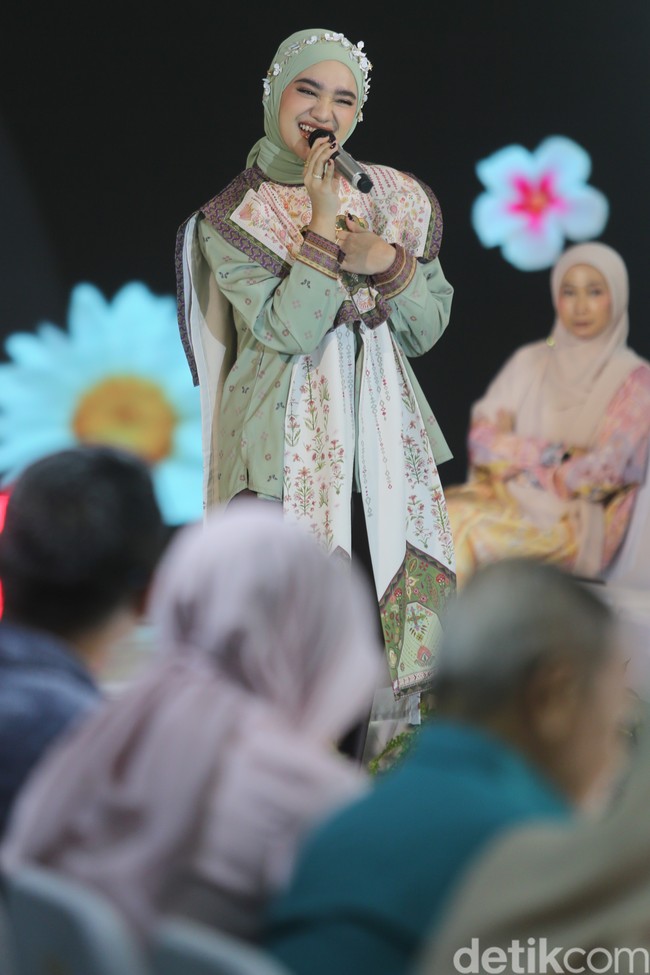 Ia tampil elegan mengenakan atasan kemeja bermotif etnik yang modern dengan perpaduan warna lembut, mencerminkan gaya yang simpel namun tetap berkelas. Gaya ini cocok untuk kamu para Gen-Z. Foto: Andhika Prasetia/detikFoto.