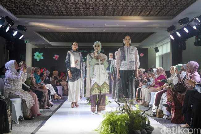 Busana tersebut dipadukan dengan celana panjang berwarna cokelat gelap bermotif senada, menciptakan silaturahmi gaya yang nyaman dan fungsional untuk momen Lebaran. Foto: Andhika Prasetia/detikFoto.